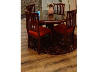 Table ronde à quatre chaises avec tapis